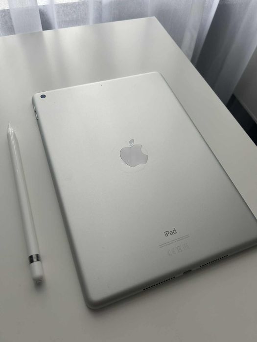 Sprzedam iPad 2020 (8. generacja) 32 GB WiFi  z Apple Pencil 1 gen.