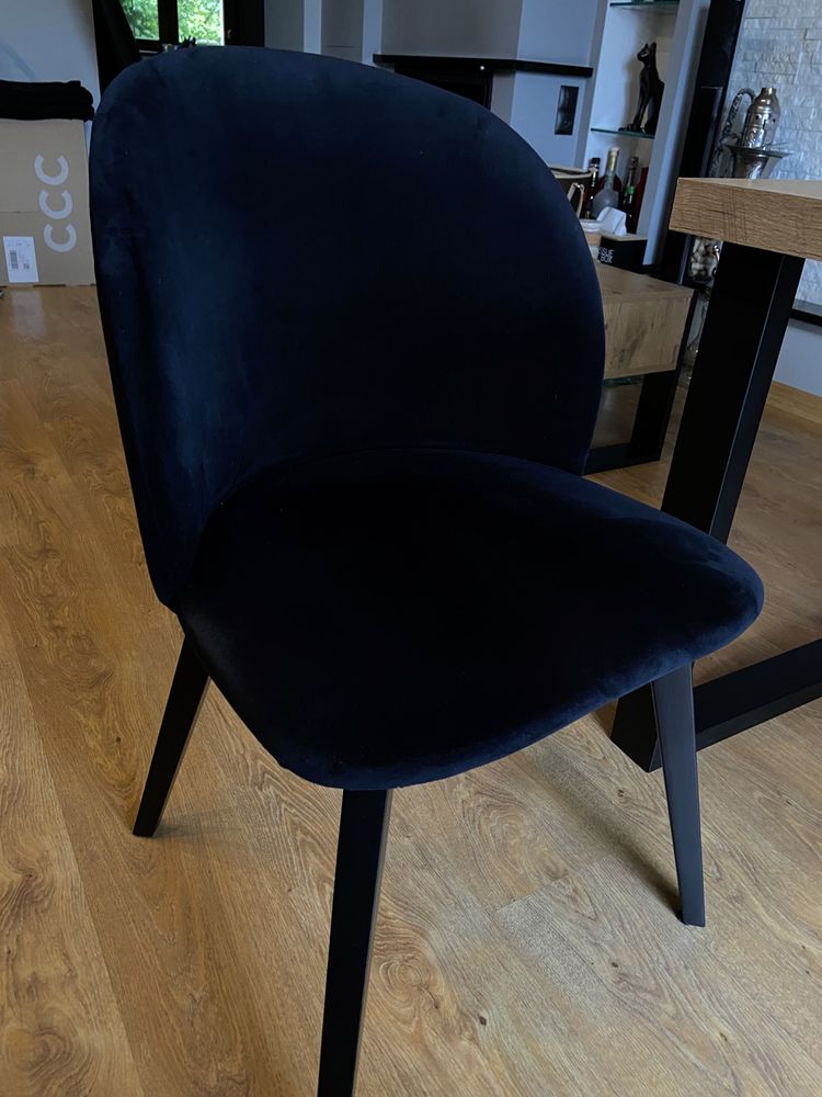 4 czarne welurowe krzesła, drewniane czarne nogi
