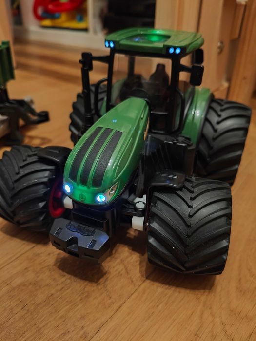 Zdalnie sterowany zielony traktor RC z przyczepą - Agro Pojazdy Dumel