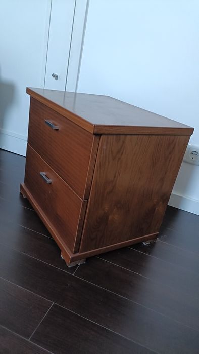 Mesa de cabeceira em madeira maciça cor de cerejeira