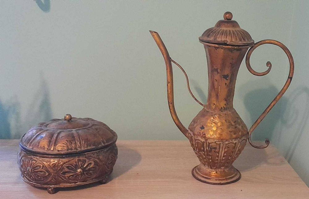 Zestaw dekoracyjny vintage – dzbanek + ozdobna szkatułka z metalu