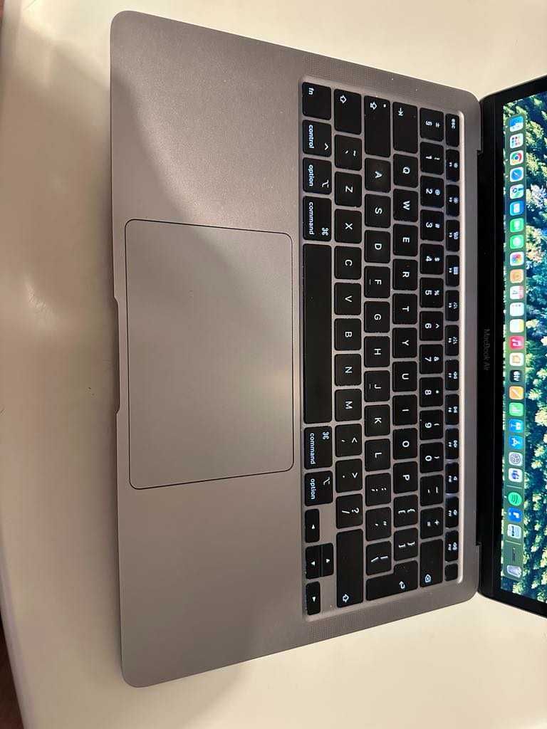 MacBook air Model: A2179 z 2020 roku – bardzo dobry stan