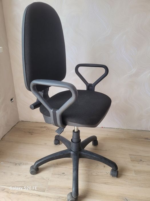 Продам офисные стулья