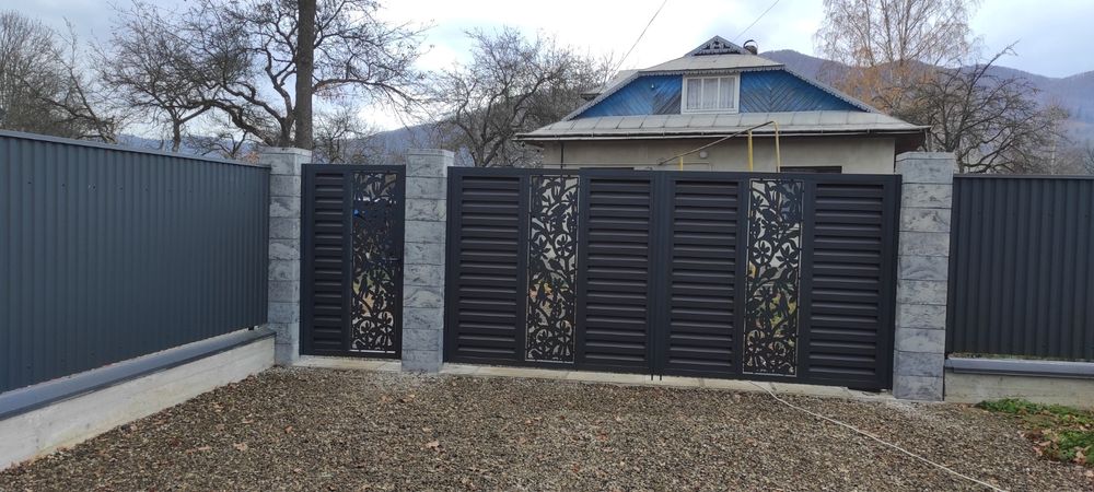 Ворота захід розпашні.