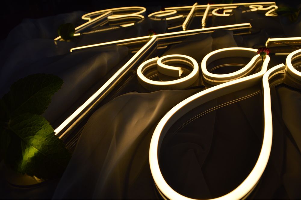 Neon, napis Better Together, oświetlenie led