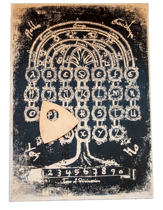 Ouija spirytyzm wywoływanie duchów halloween gra planszowa