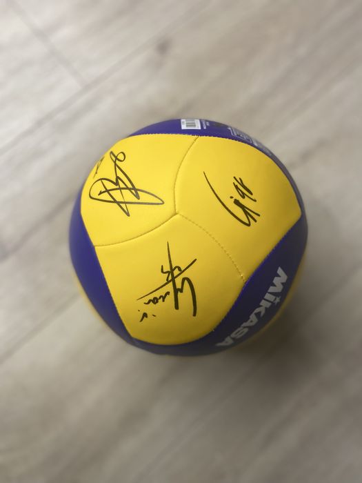 Piłka Mikasa z podpisami reprezentacji Polski w siatkówkę