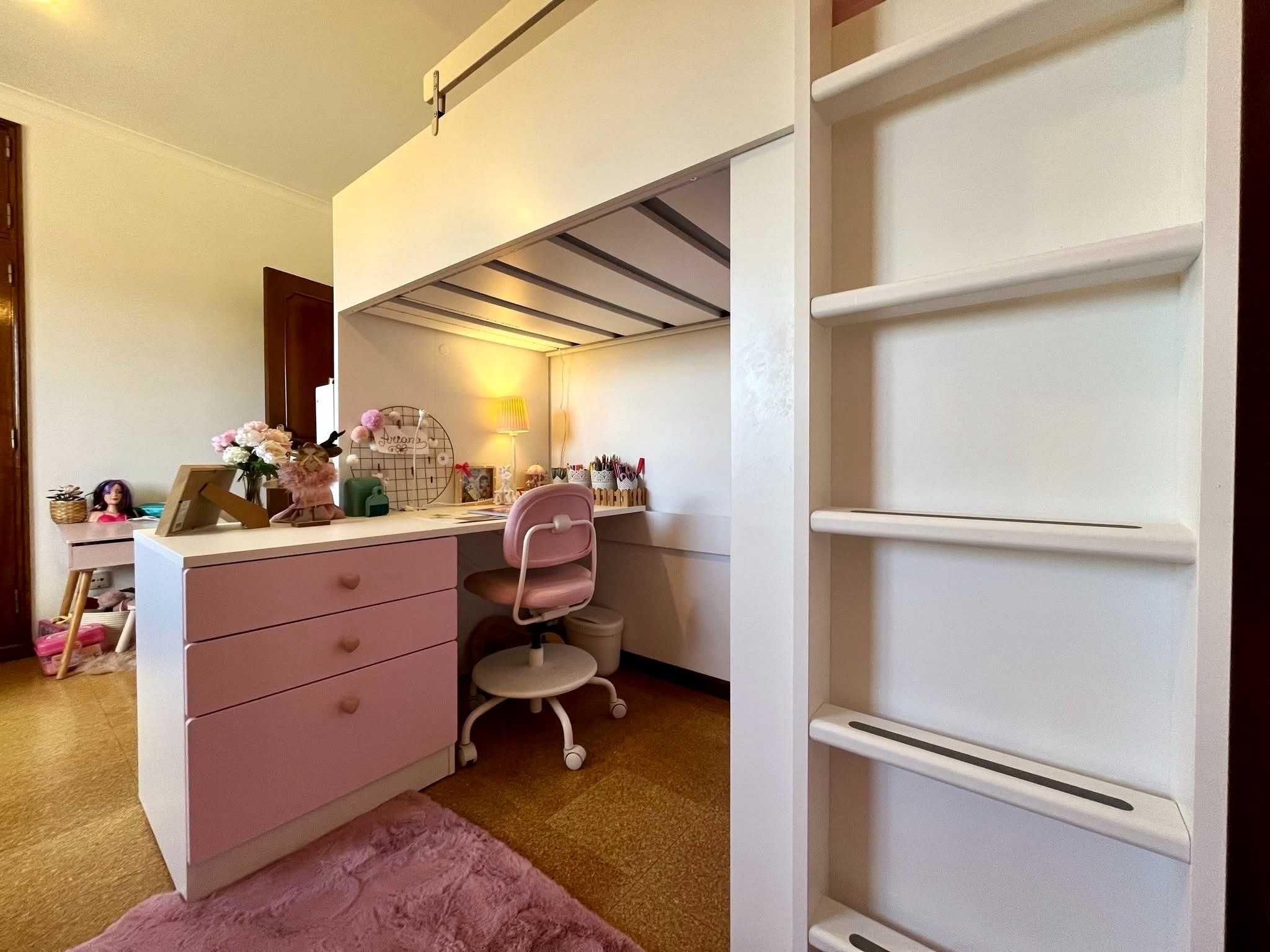 Quarto/ Estúdio c/ Cama Alta, Secretária e Roupeiro SMASTAD, como Nova
