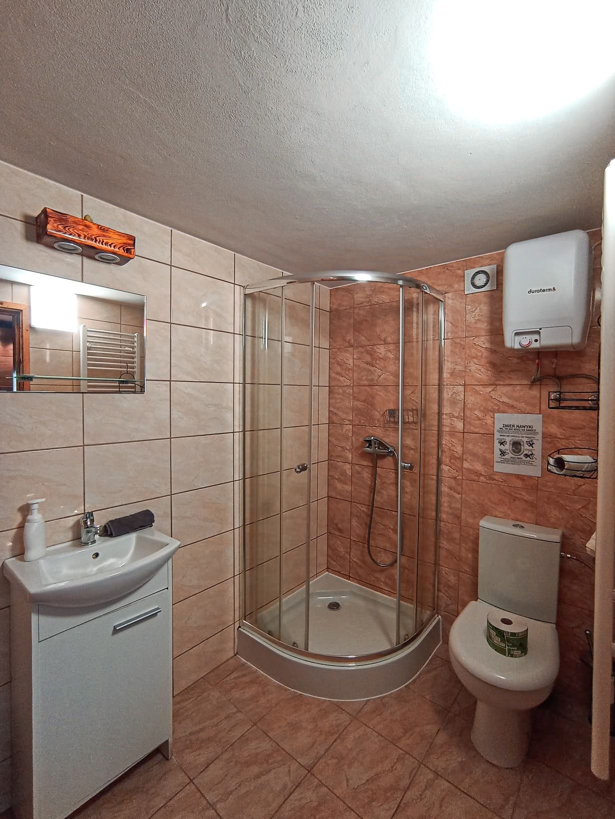100 letni domek z kominkiem.  Sauna, jacuzzi i ognisko.