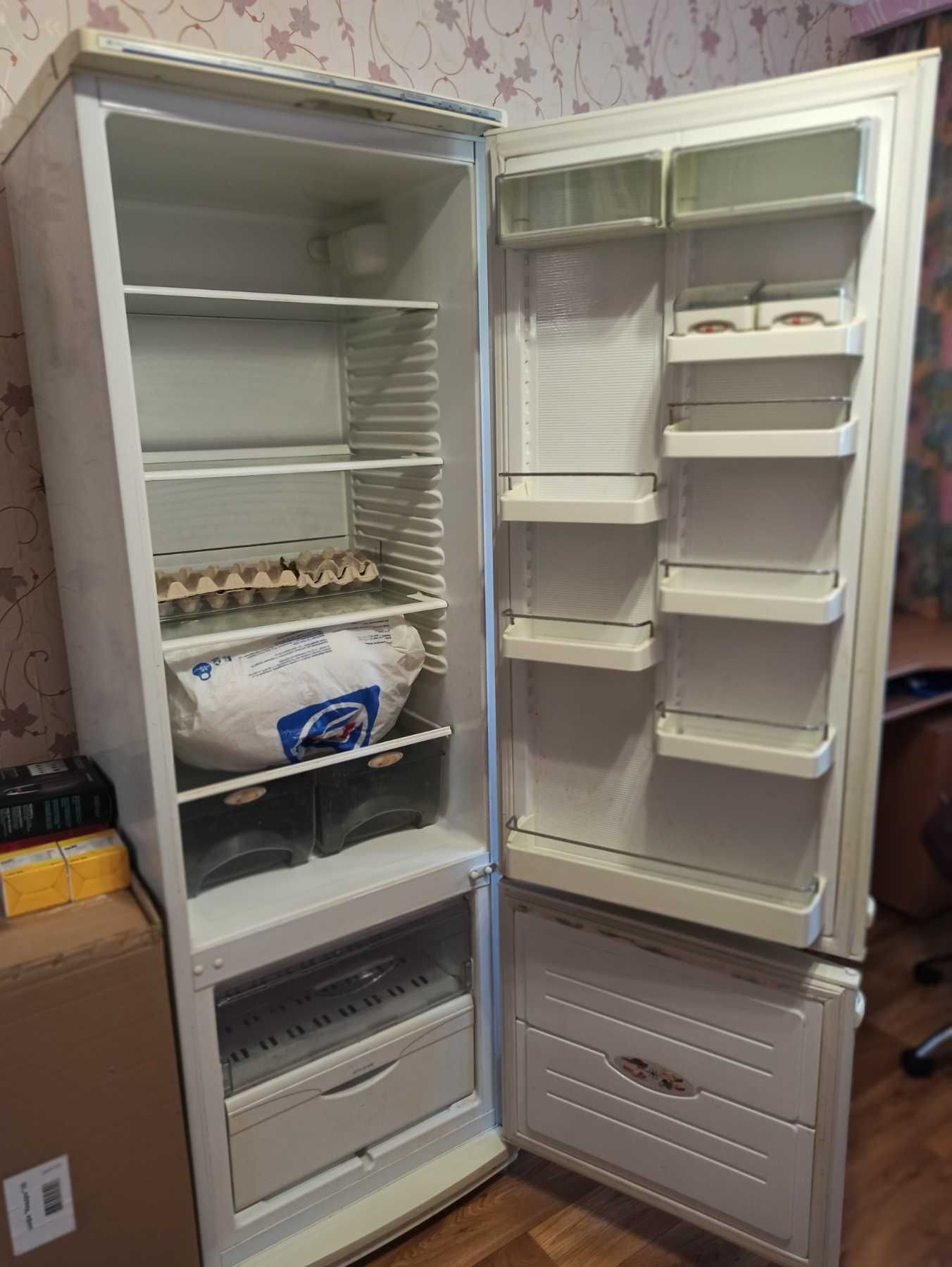 Продам холодильник Атлант МХМ 1734-01,требуется заправка фреоном.