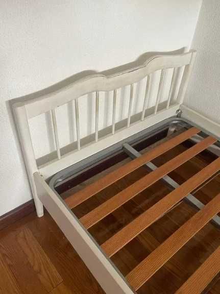 Cama de solteiro branca mais estrado