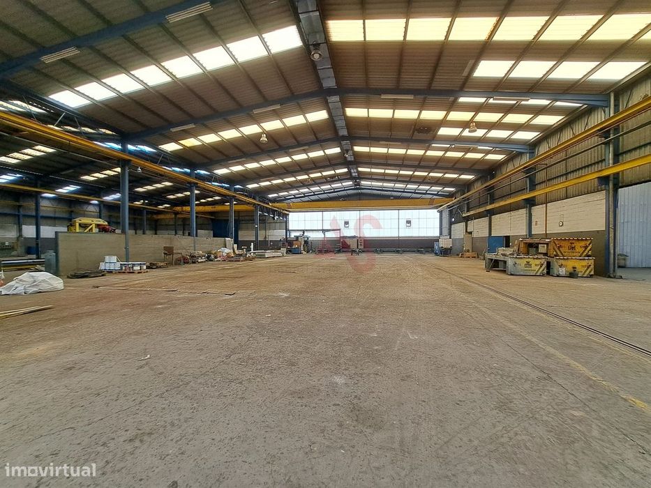 Armazém industrial com 5783 m2 em Vale de Cambra