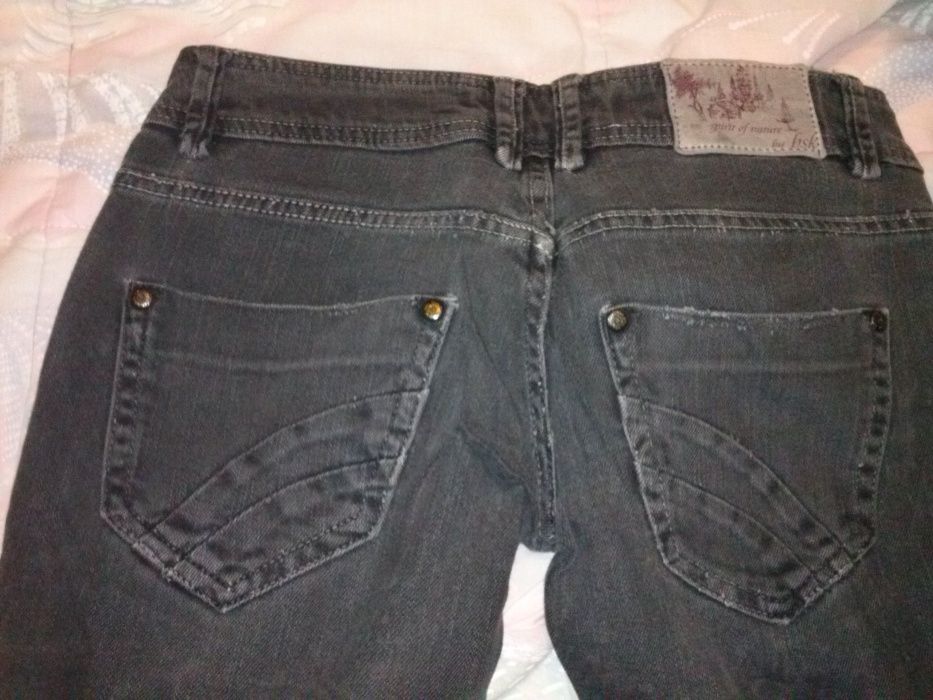 12 euros as 6 calças de ganga stradivarius e bershka,