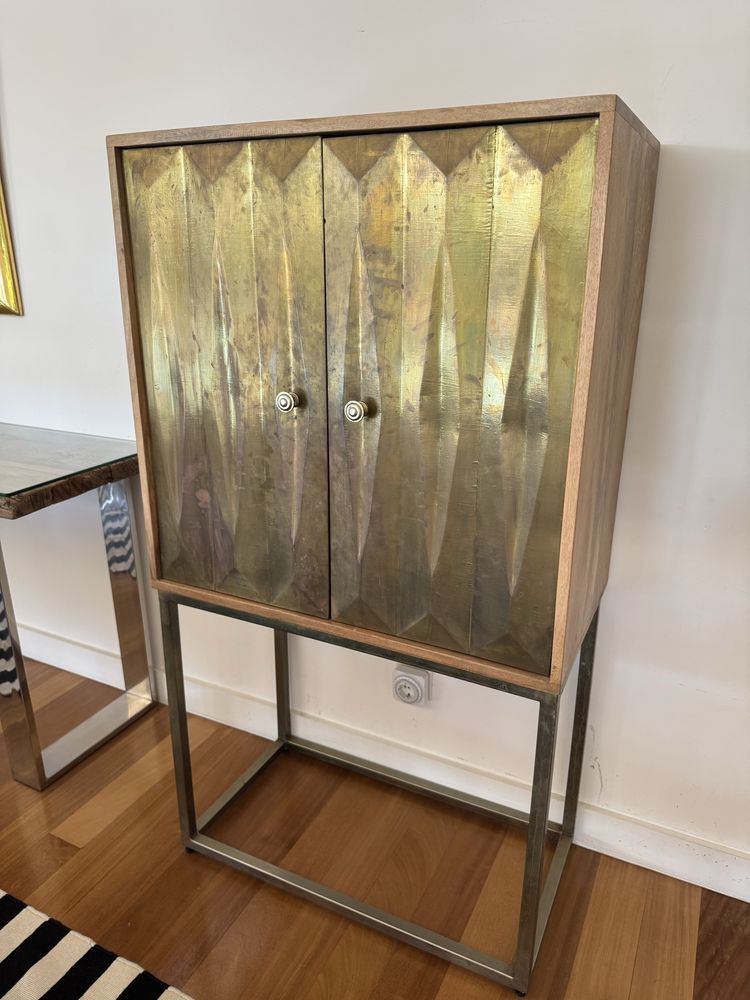 Gabinete Bar em Madeira com Portas Geométricas Douradas