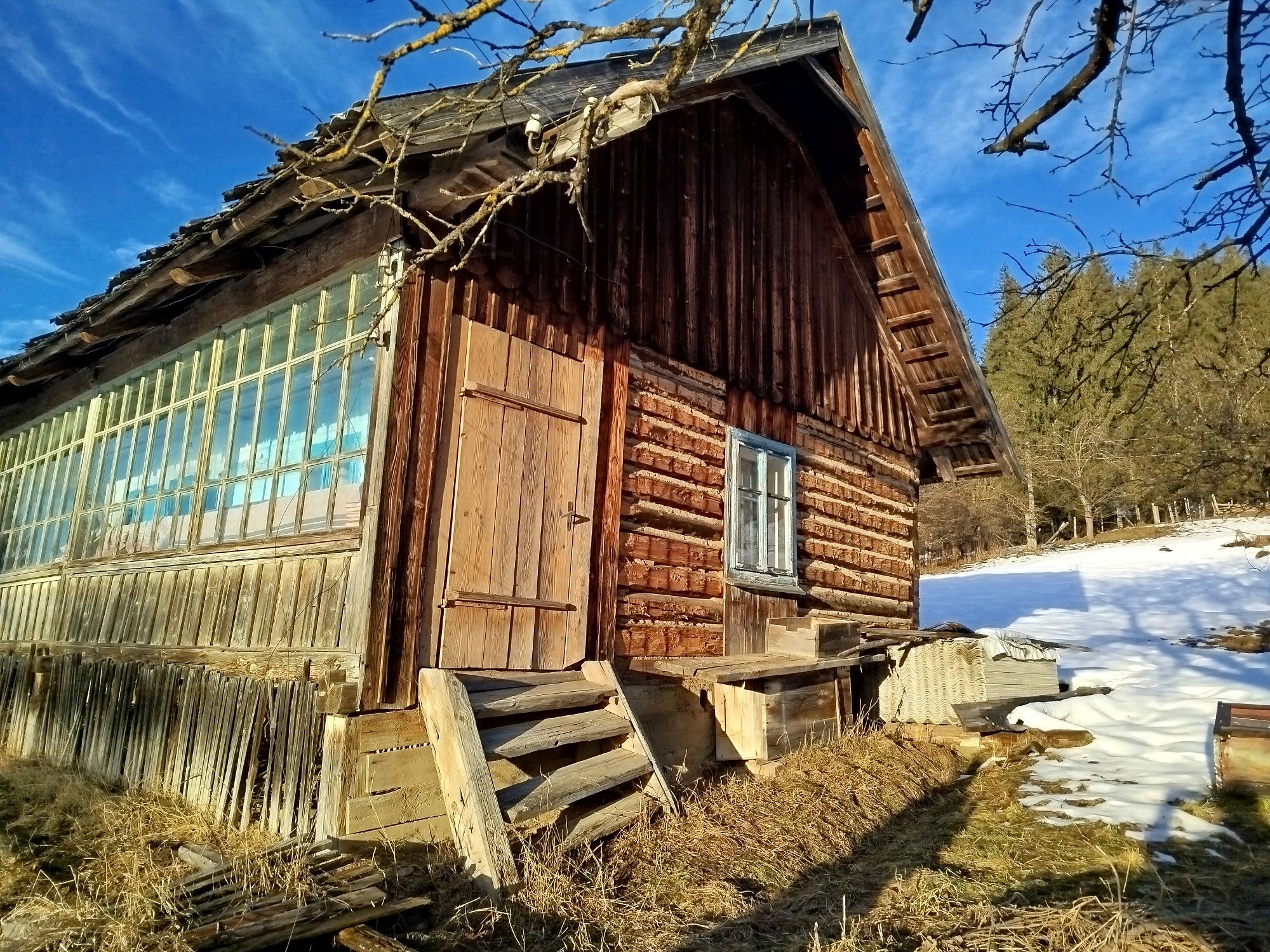 Будинок і земля в Карпатах, гори, ліс, струмок