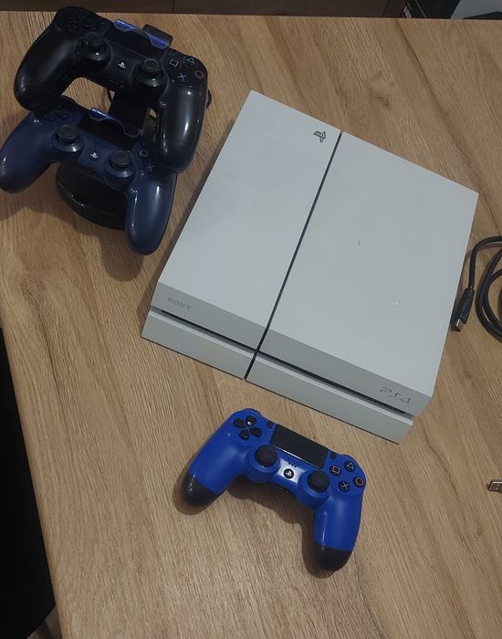 Konsola PS4 + 3 Pady + stacja ładująca do padów