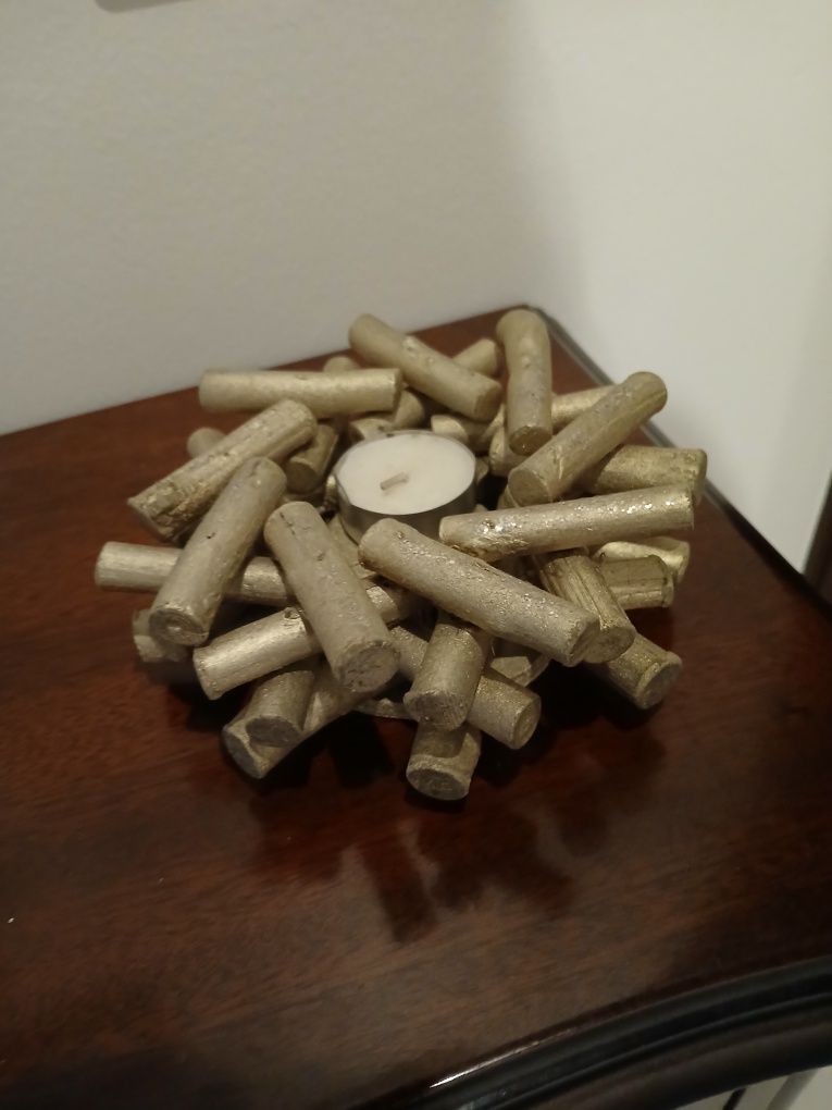 Castiçal  em madeira com leve brilho dourado,15 cm diametro