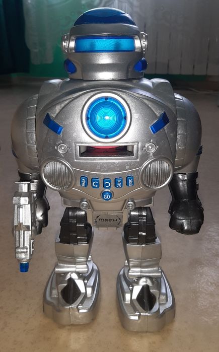 Робовоїн страж на пульті керування. Робот ходить, стріляє