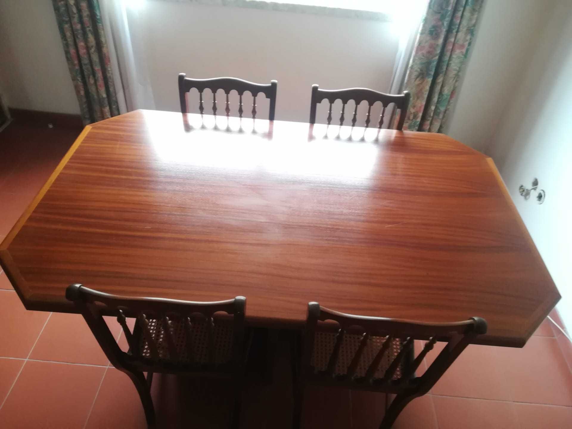 Mesa em madeira com 6 cadeiras