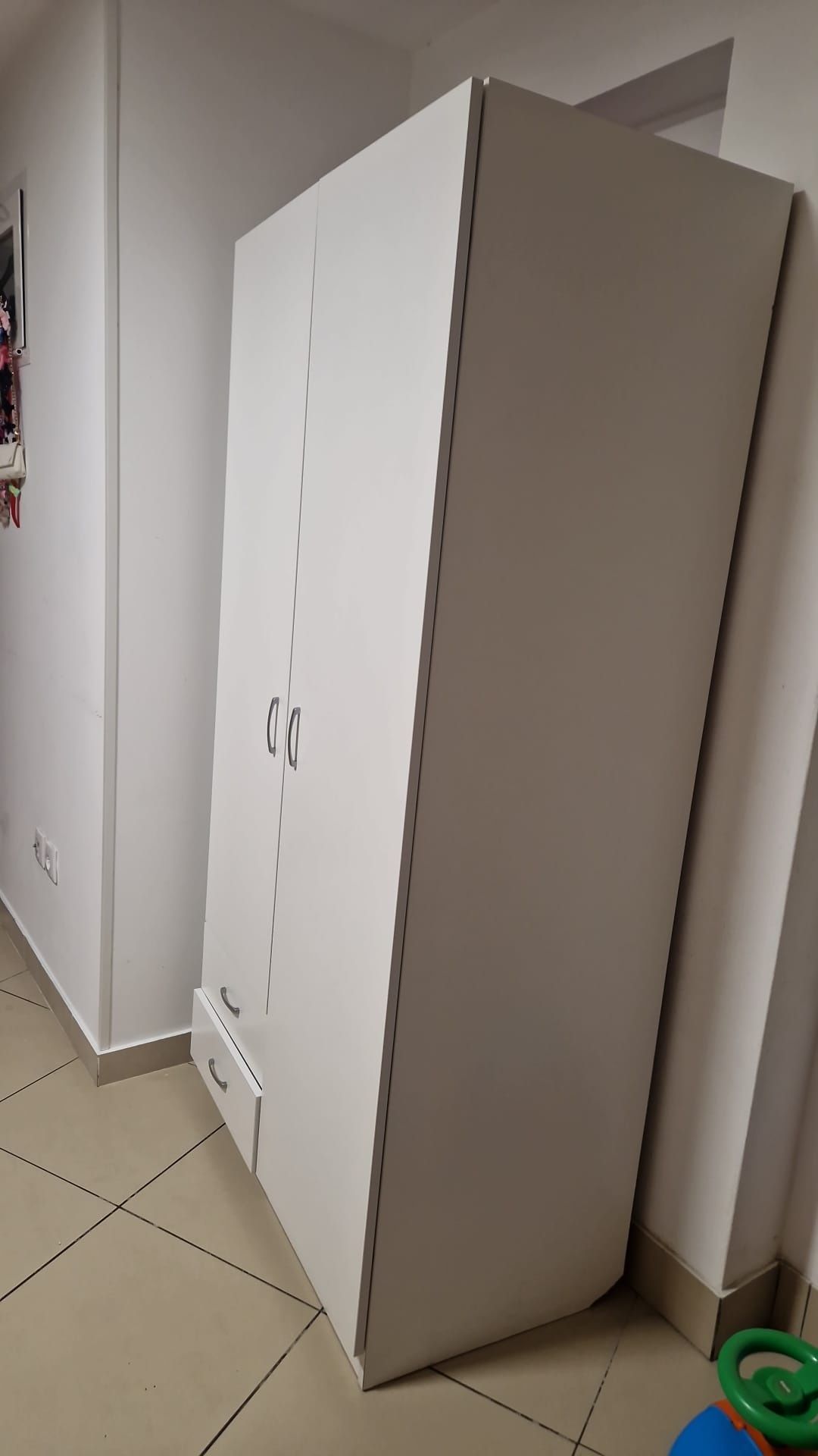 Armário branco com 2 portas de dobradiça, espelho e 2 gavetas
