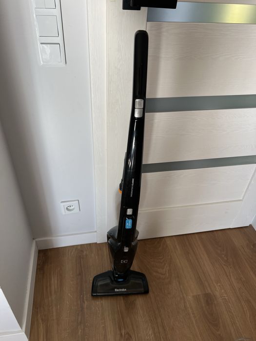 Odkurzacz pionowy Electrolux EERC70EB 2w1 – bezprzewodowy