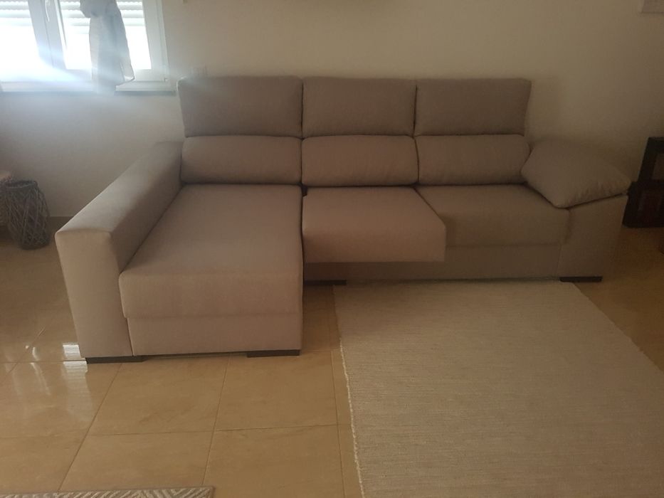 Sofa com chaise longue à esquerda em tecido ,novo
