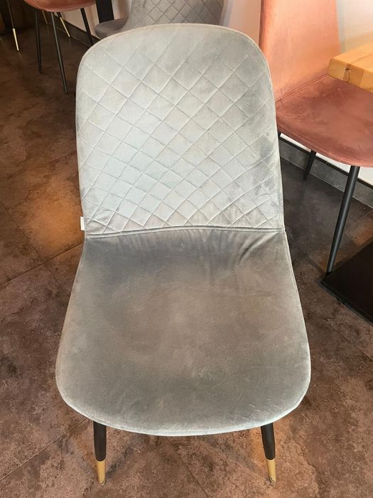 Krzesła w różnych kolorach