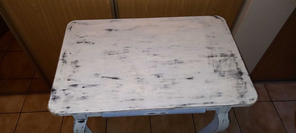 piękny stylowy stolik