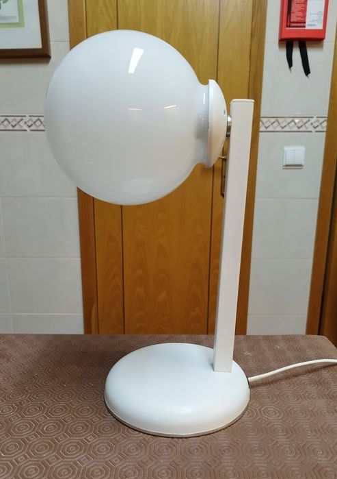 Candeeiro de mesa "vintage" de globo de vidro opalino.