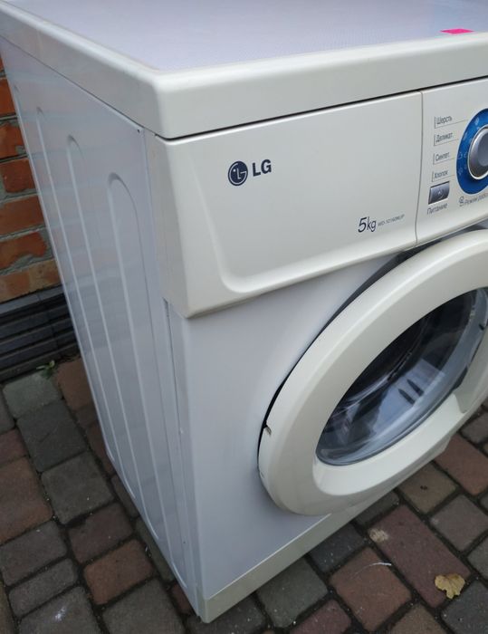 Пральна  машина, стіральна машинка.