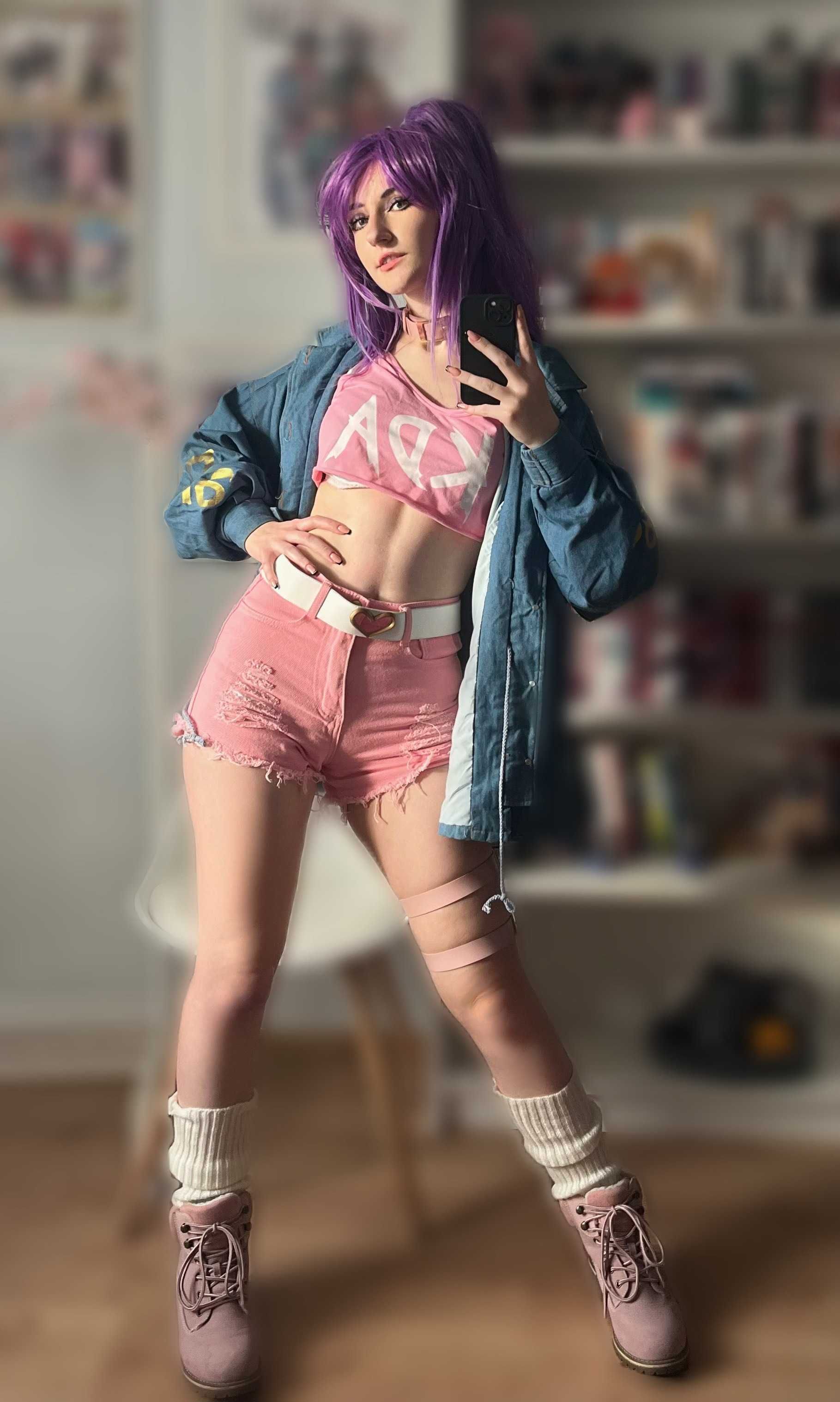 Akali cosplay KDA magazine