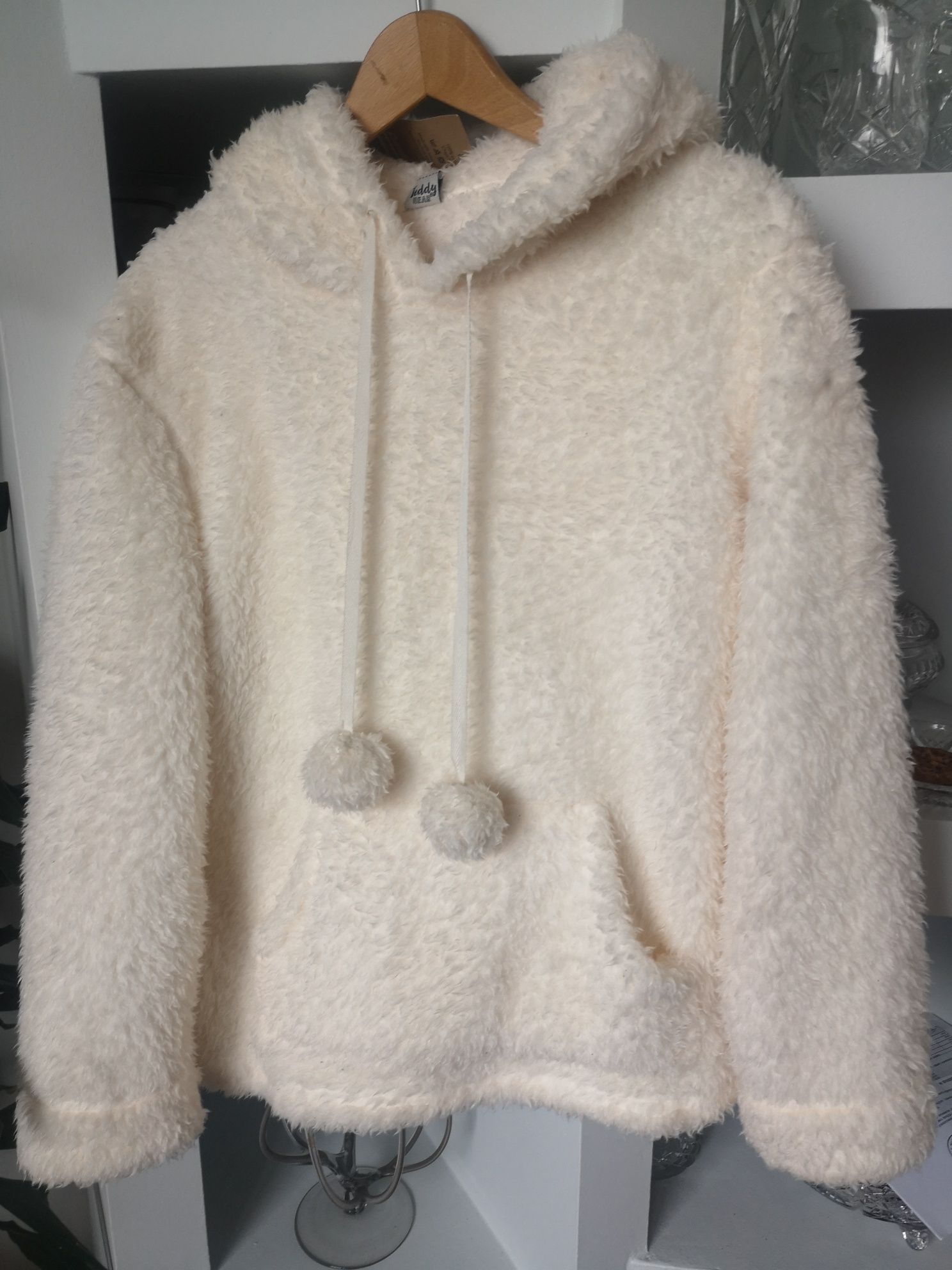 Bluza z kapturem pomponami i opaska na włosy