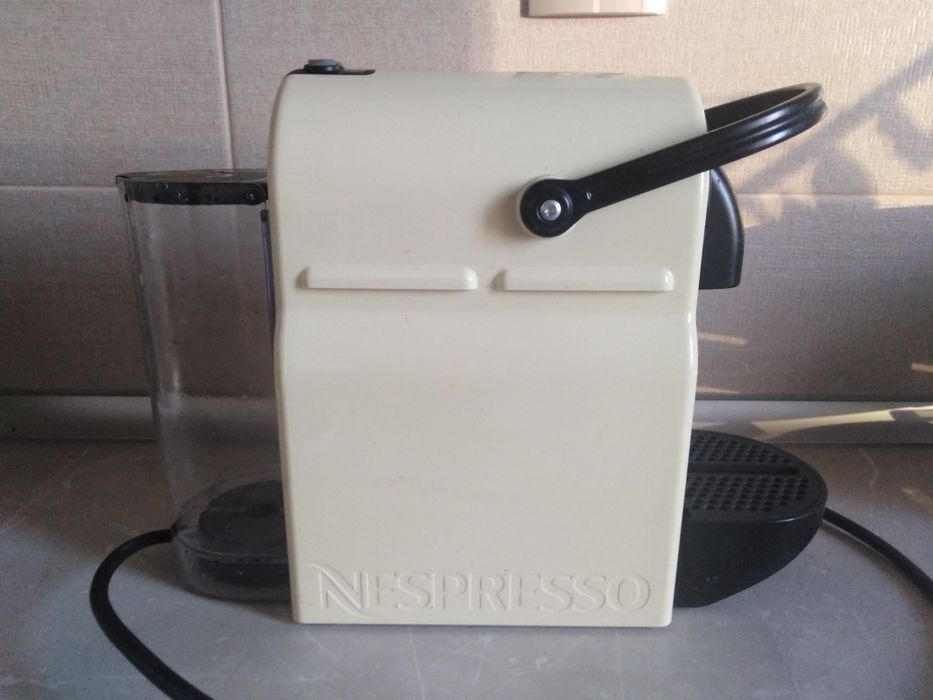 Капсульная кофемашина DeLonghi Nespresso