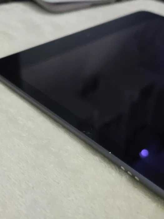 Tablet Apple iPad (8th Gen) Cellular 3 GB / 32 GB + 4 etui