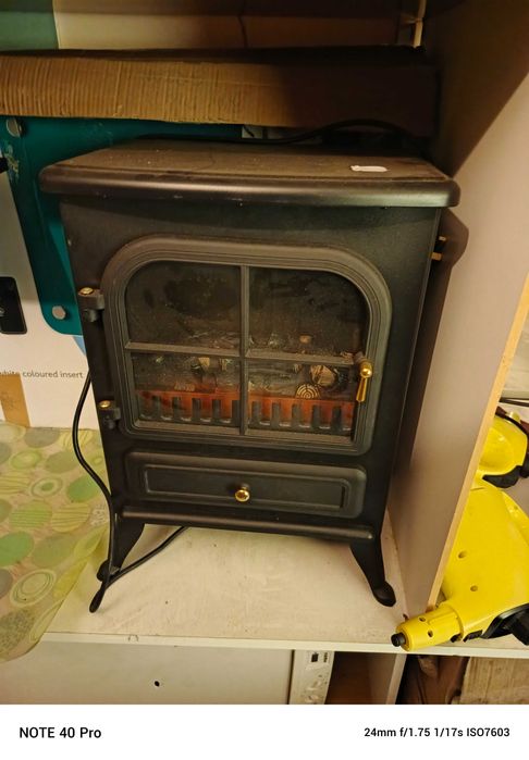 Piecyk elektryczny typu koza 1800 W wolnostojący czarny