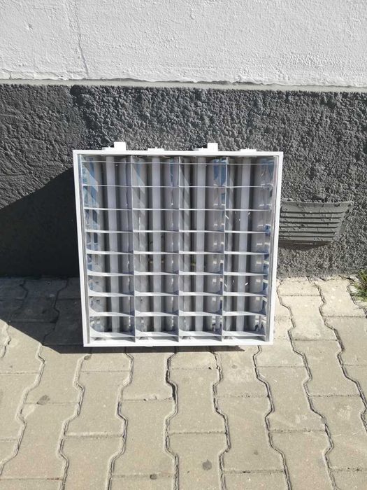 Vende -se armaduras com lâmpadas florescentes