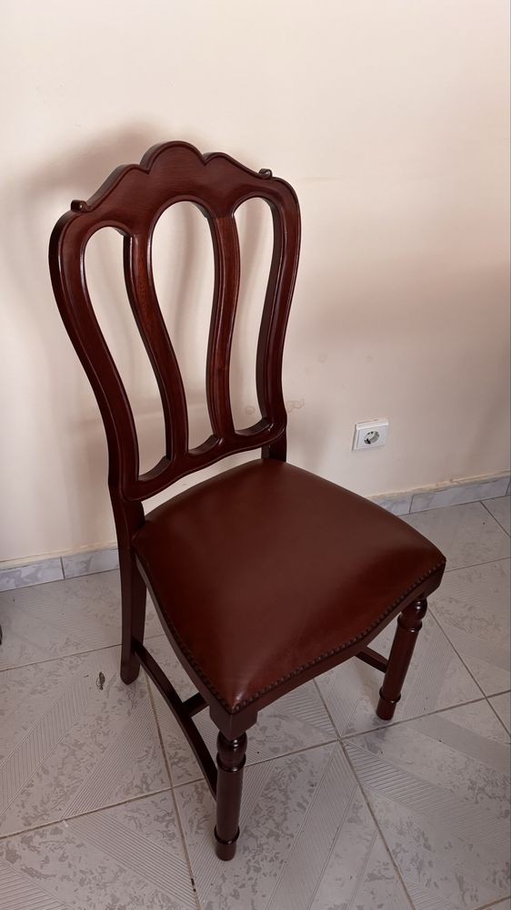 Mesa antiquada, com 6 cadeiras
