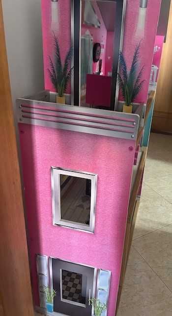 Casa de bonecas com elevador e 3 pisos.