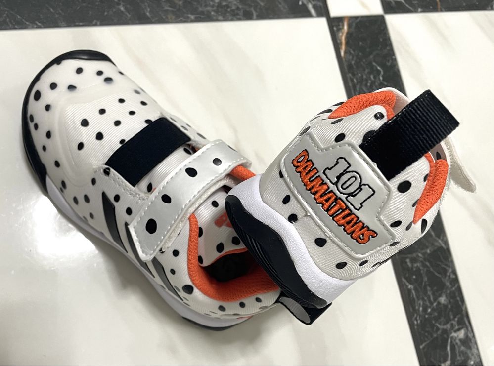 Продам фирменные кроссовки Adidas Disney 101 Dalmatians!