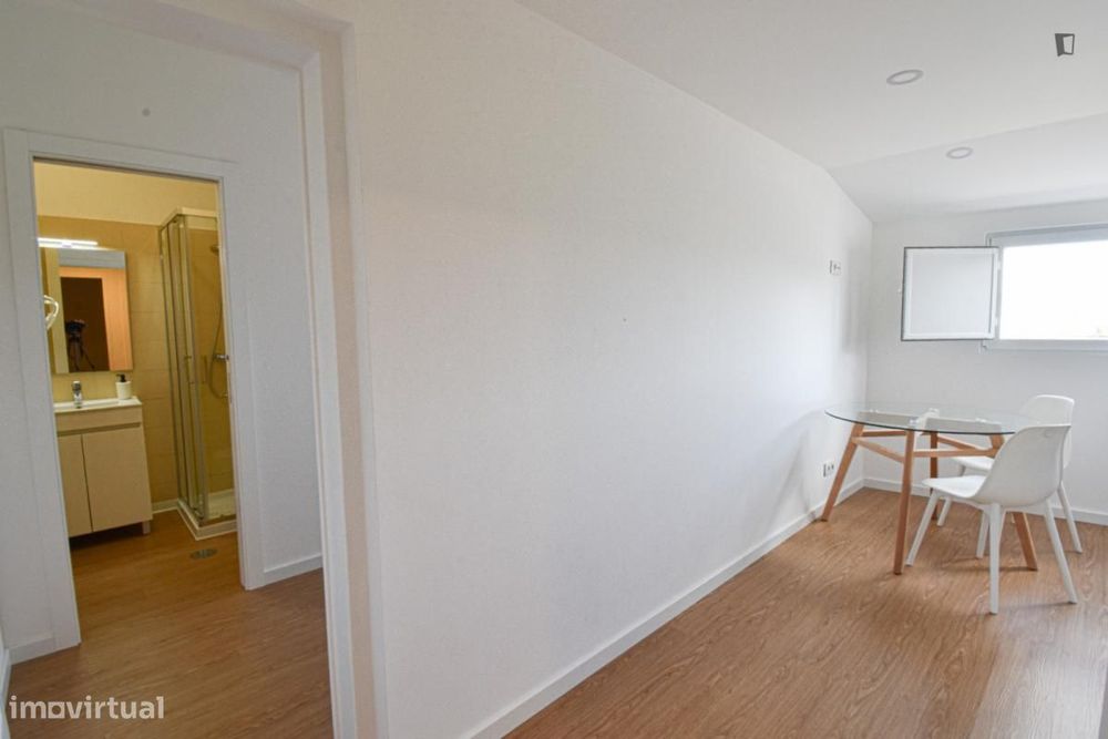 Estúdio - localizado em Baixa de Santa Clara Coimbra