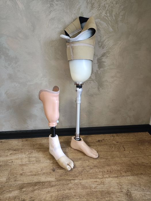 Протез стегна лівої ноги згинаючий з коліном 10Е/25 см