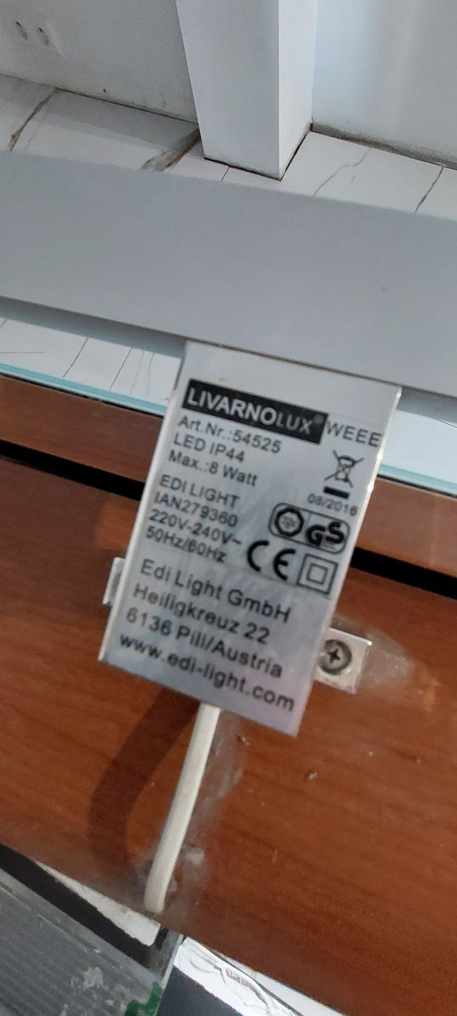 Szafka z lustrem i oświetleniem led