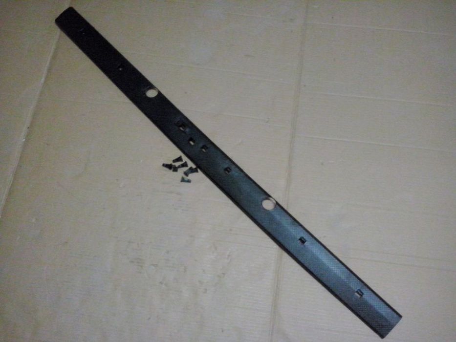 Régua Friso remate do fundo das portas da mala Mercedes Sprinter e Vw LT (Novo) 9017660119