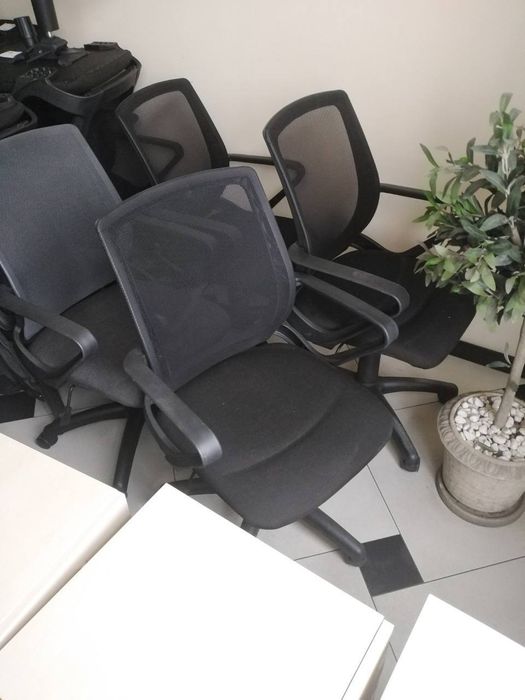 ПРОДАЮ МЕБЛІ З ОФІСУ:стільці,крісла,столи,монітори,пк,шафи, стелажі