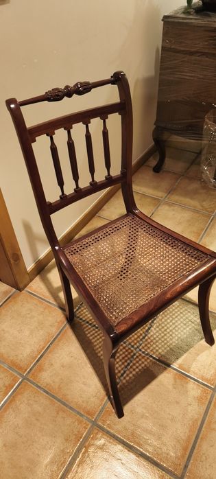 Cadeira em madeira trabalhada e entalhada com palhinha