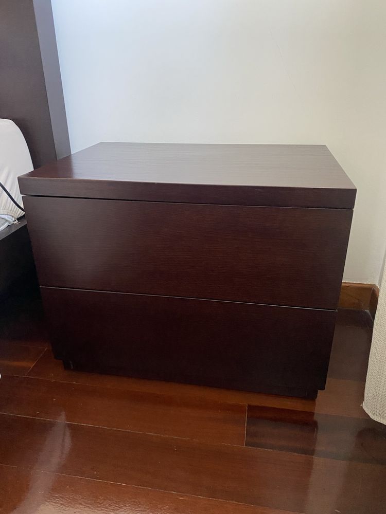 Quarto de casal em madeira, cama, mesas de cabeceira, camiseiro e esp