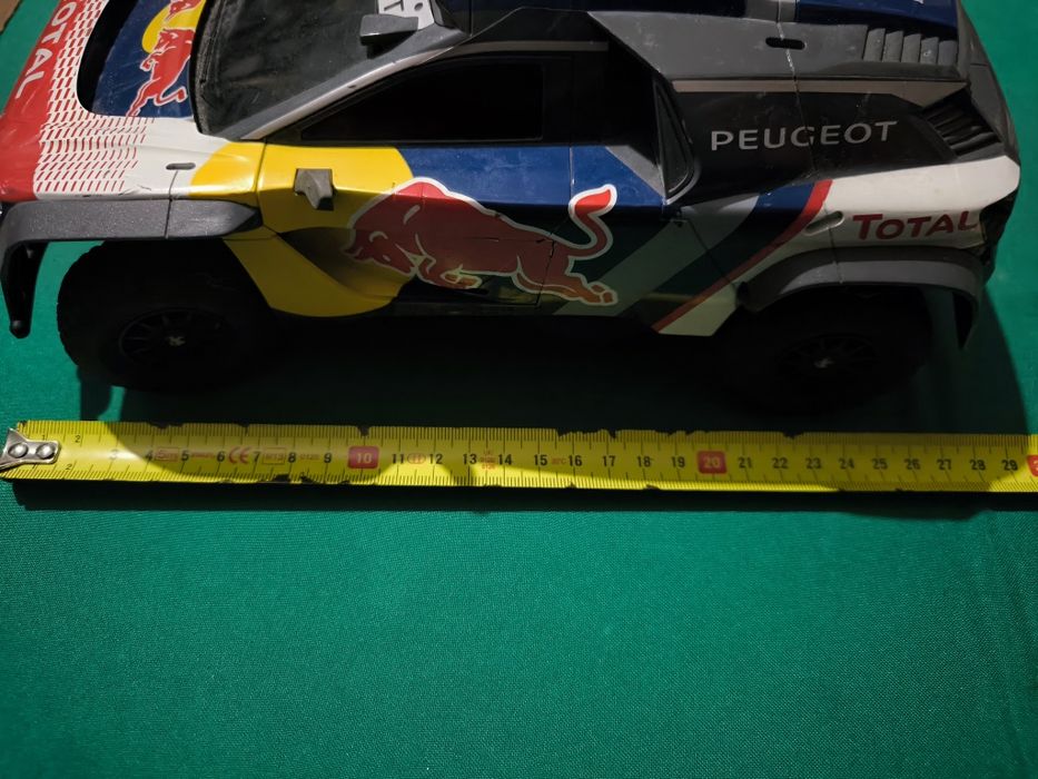 Carro Peugeot total e red bull