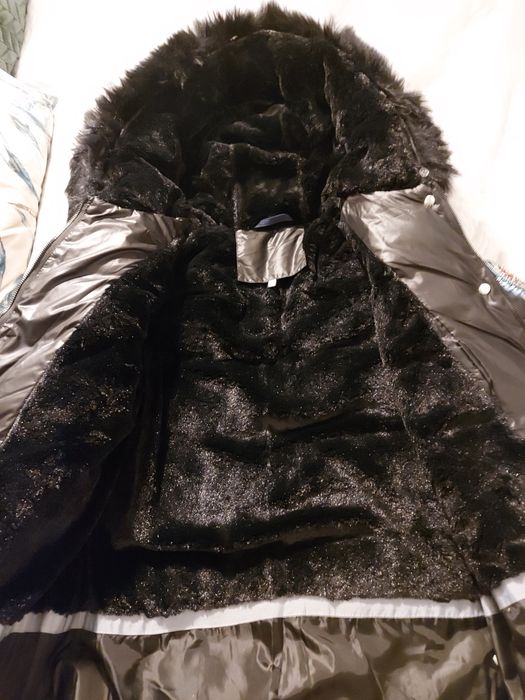 Kurtka dłuższa z haftem na rękawach