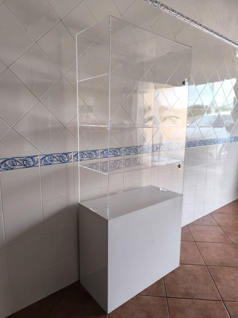 Móvel acrilico com quatro prateleiras e com fechadura