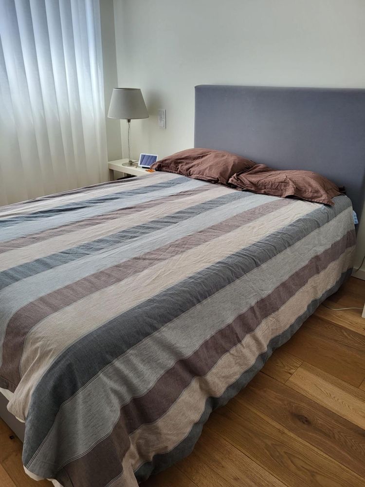 Cama + mesinhas de cabeceira + Colchão (1,20x1,90) com arrumação.